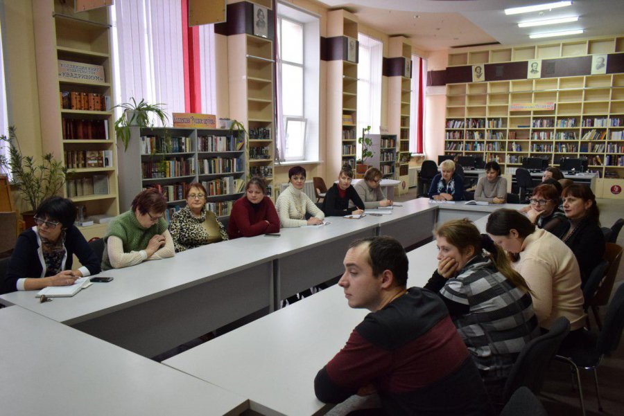 Сайт областной библиотеки горького. Сотрудники библиотеки им. Горького в Красноярске. Клуба журналистики «абажур» библиотека Горького.